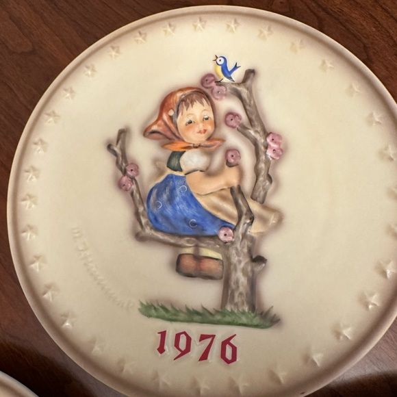 Six Hummel Collector Plates - Picture 3 of 8